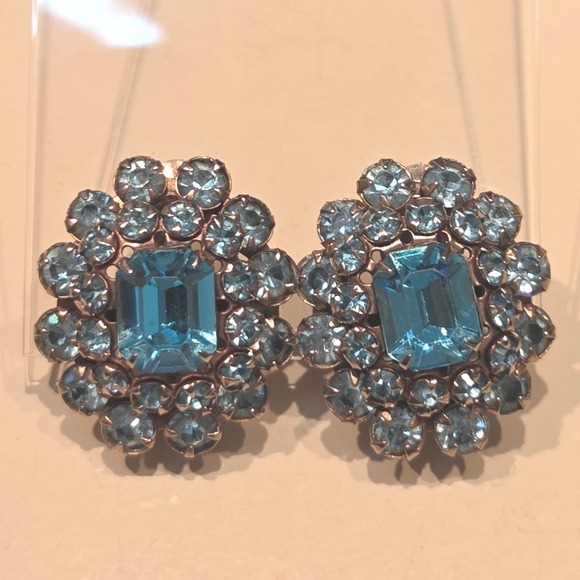 Vintage Unsigned Sparkling Teal Blue Rhinestone Flower Cluster Clip On Earrings